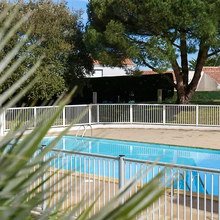 Avec Piscine Commune - Quartier Pironniere - 4 Personnes