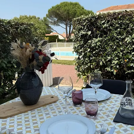 Avec Piscine Commune - Quartier Pironniere - 4 Personnes *